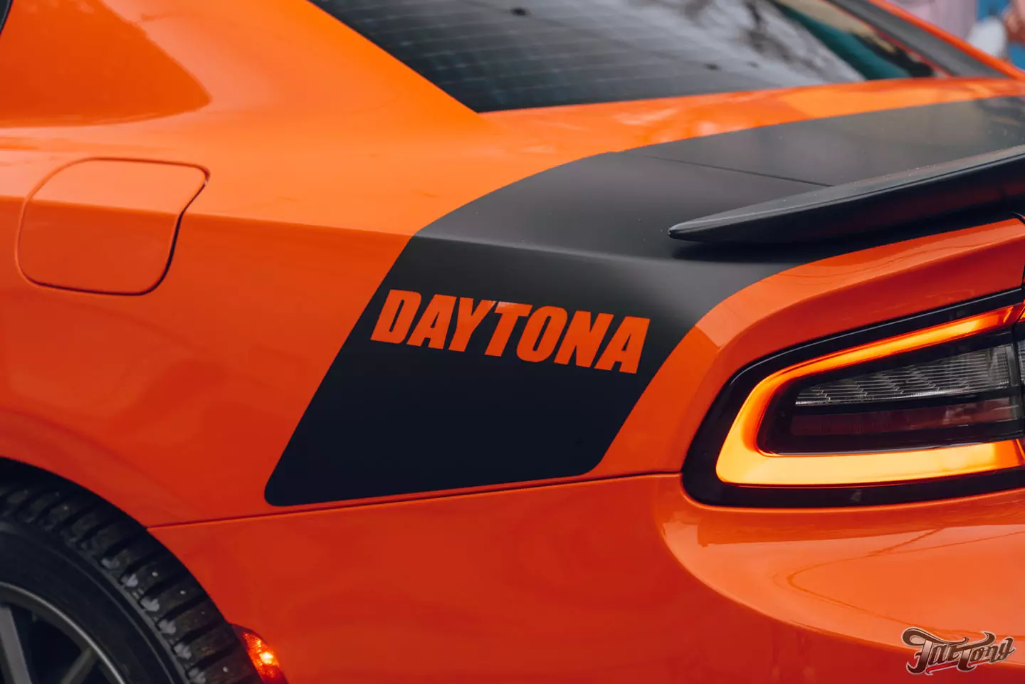 Оклеили Dodge Charger Daytona в глянцевый полиуретан и добавили наклейки